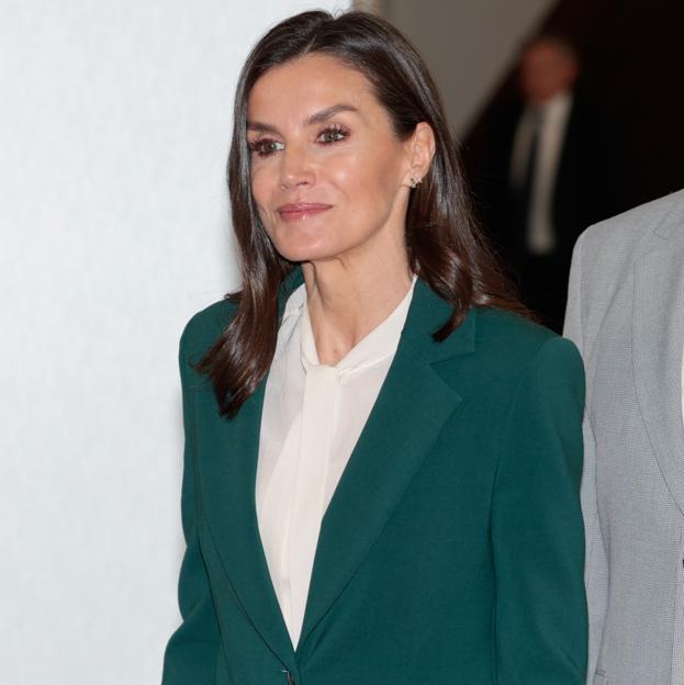 La reina Letizia arrasa con el truco de estilo favorito de las francesas: la blusa elegante que puedes comprar baratísima en Mango