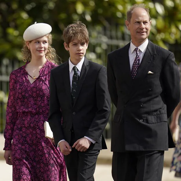 Lady Luisa Mountbatten-Windsor junto a su hermano y su padre. 