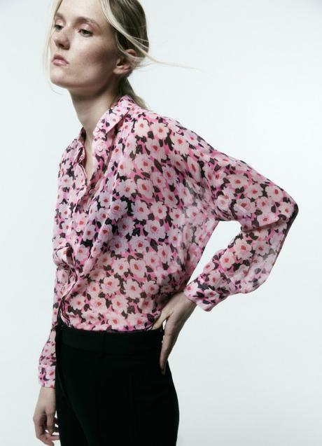 Camisa con estampado de flores (19,99 euros)