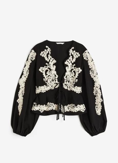 Blusa con bordados de H&M (39,99 euros)