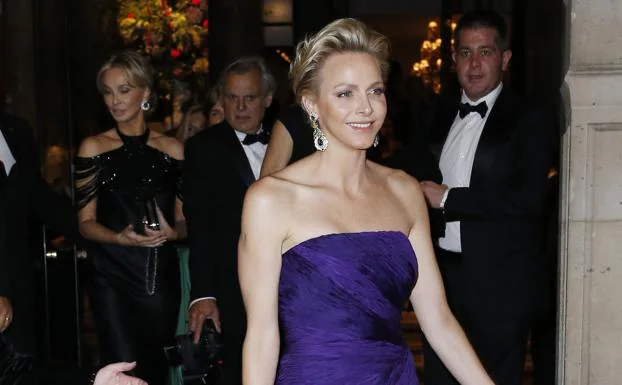 En primer plano la princesa Charlène de Mónaco en París en 2013. En segundo, su asesora, Corinna Larsen