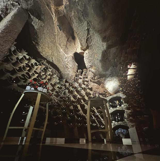 Vinoteca del restaurante La Gruta, en Valll d'Uxió. 