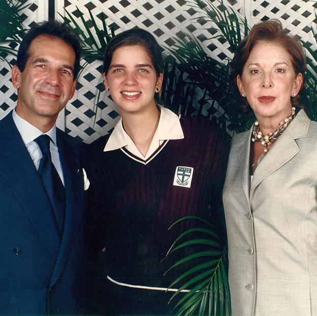 Margarita Vergas, en su juventud, junto a sus padres.