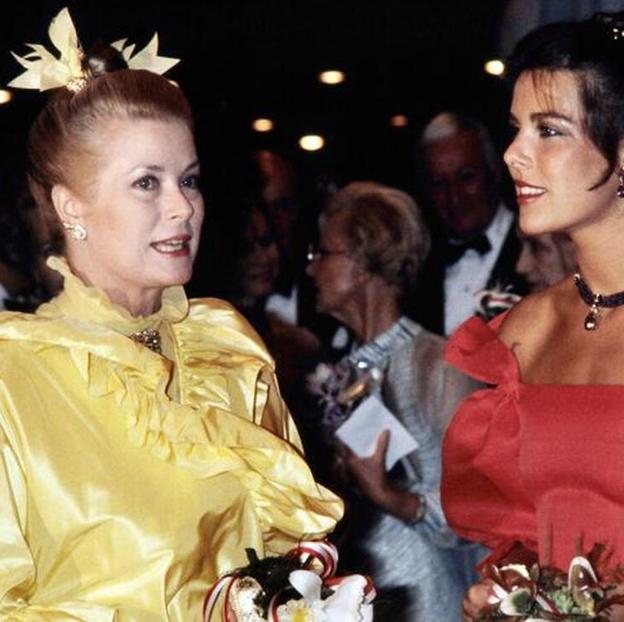 La princesa Grace de Mónaco y su hija Carolina durante el Baile de la Rosa de 1981.