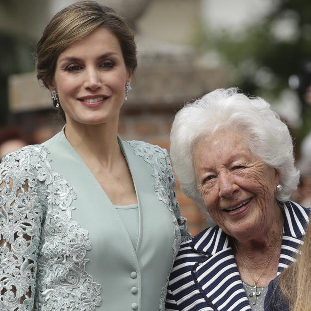 La reina Letizia con su abuela Menchu Álvarez del Valle, de la que heredó su pasión por el periodismo.