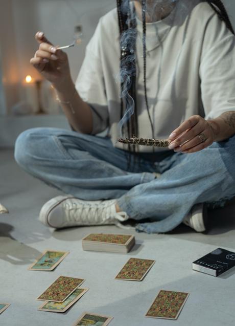Mujer con cartas de tarot/PEXELS