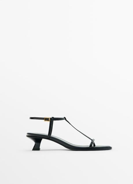 Sandalias negras de Massimo Dutti (89,95 euros)