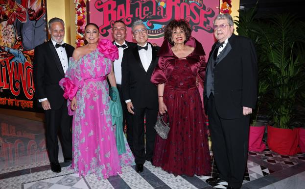 Isabel Pantoja junto a Shirley Bassey en el Baile de la Rosa de Mónaco.