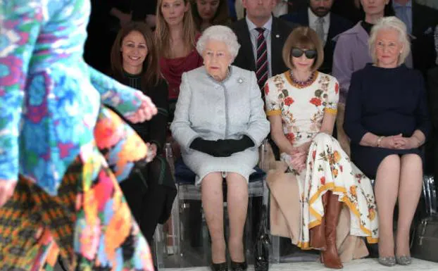 Angela Kelly, en el front row de la London Fashion Week, junto a la reina Isabel II y Anna Wintour.
