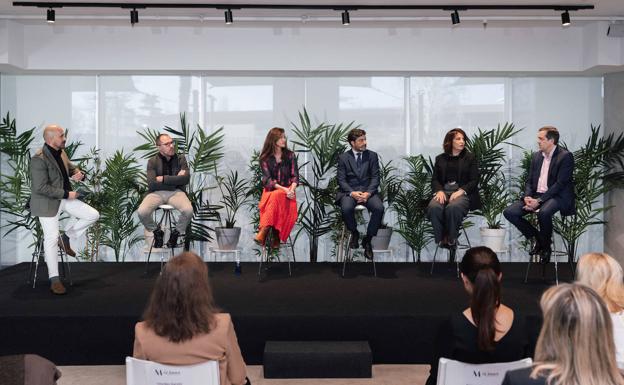 Pedro Berrio ha conducido un coloquio en el que han participado Félix García, director de comunicación de ANFAC, Asociación Española de Fabricantes de Automóviles y Camiones; Constanza Pasqual del Pobil, directora de comunicación región suroeste de Bridgestone; Manuel Kindelán, director general de SIGRAUTO, Asociación Española para el tratamiento medioambiental de los vehículos fuera de uso; Montse Martínez, directora comercial de FACONAUTO, patronal que integra las asociaciones de concesionarios oficiales de automóviles y vehículos; y Rubén Aparicio-Mourelo, subdirector general de CESVIMAP, Centro de Experimentación y Seguridad Vial MAPFRE. 