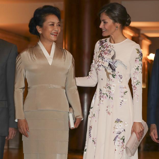 La primera dama Peng Liyuan junto a la reina Letizia en su visita a nuestro país en 2018.