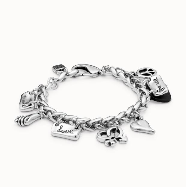 La pulsera Lakilov de Uno de 50 de metal bañado en plata con charms que expresan el amor, suerte o paz (105 euros).