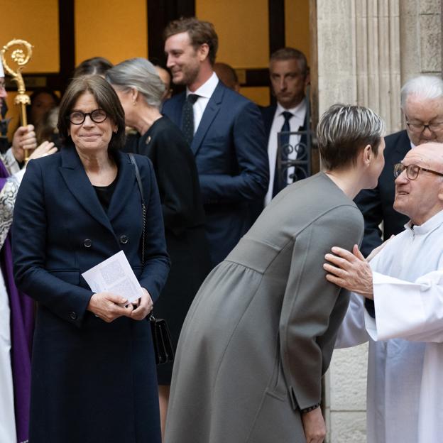 Estefanía de Mónaco con sonrisa forzada junto a Charlène.