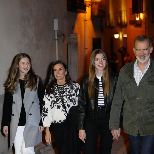 Leonor, Letizia, Sofía y Felipe paseando por Chinchón.