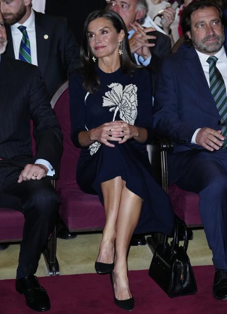 La reina combinó el vestido con un bolso de Mauska. / MUJERHOY