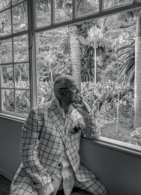 Manolo Blahnik posa en su casa de La Palma. Esta imagen y la de apertura (en la que posa con Apolonia, su labrador retriever) son obra del fotógrafo Missan Harriman.