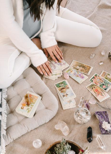Mujer con cartas de tarot/PEXELS