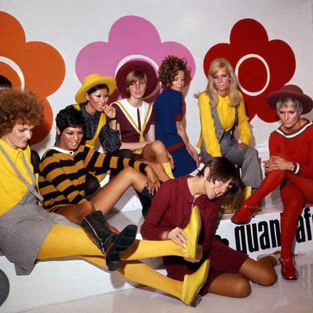 Mary Quant, rodeada de modelos, durante el lanzamiento de su colección de zapatos en 1967 