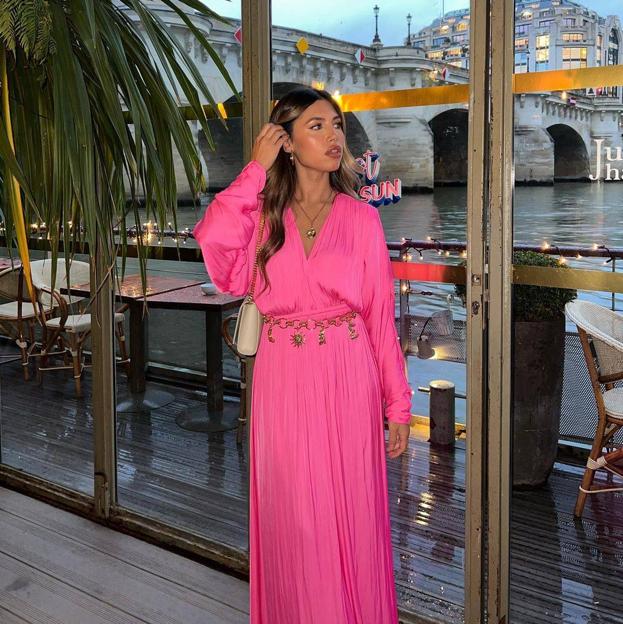 ¡Alerta tendencia! El maxi vestido fucsia que más favorece a precio low cost que no paran de llevar las influencers