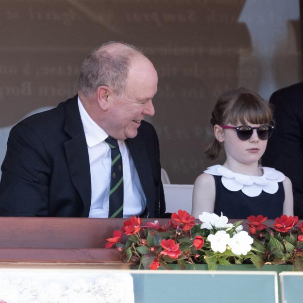 Alberto de Mónaco sondríe a su hija, la princesa Gabriella, en el palco del la final del Master 1000 Montecarlo.