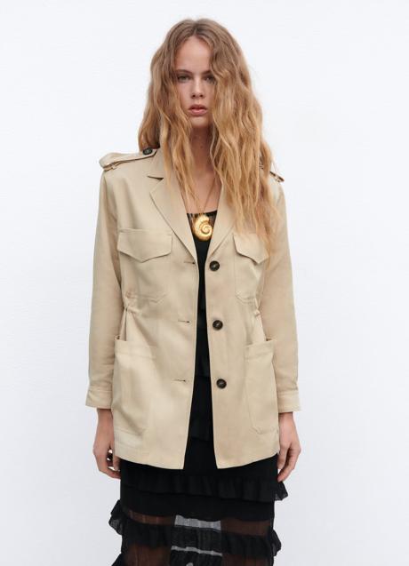 Chaqueta con bolsillos de Zara (49,99 euros)