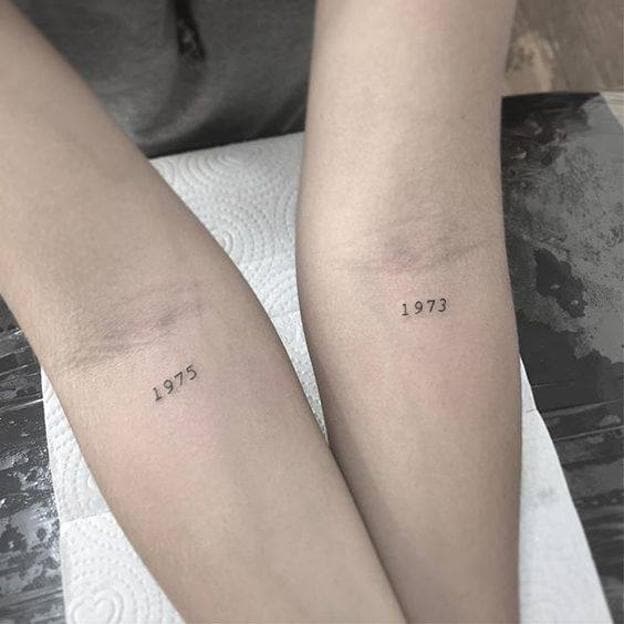 Tatuaje minimalista con fechas