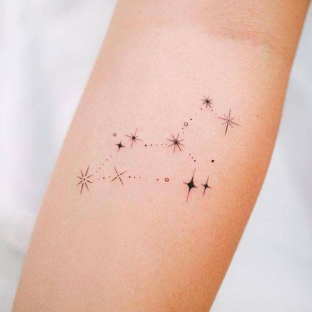 Tatuaje minimalista con constelación
