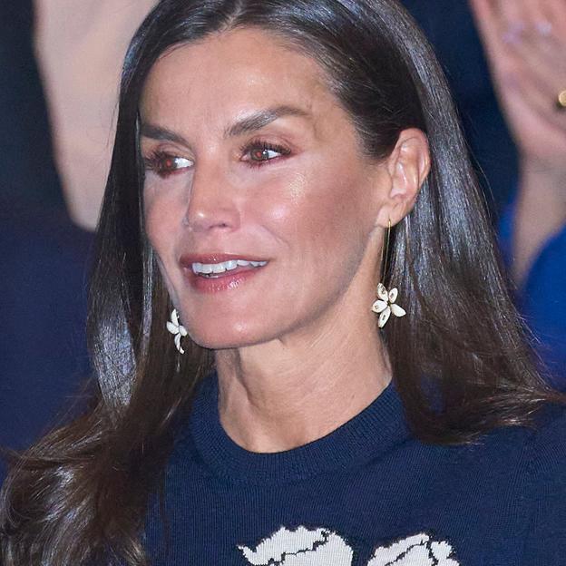 Tenemos la copia low cost de los pendientes en forma de flor tan especiales de la reina Letizia