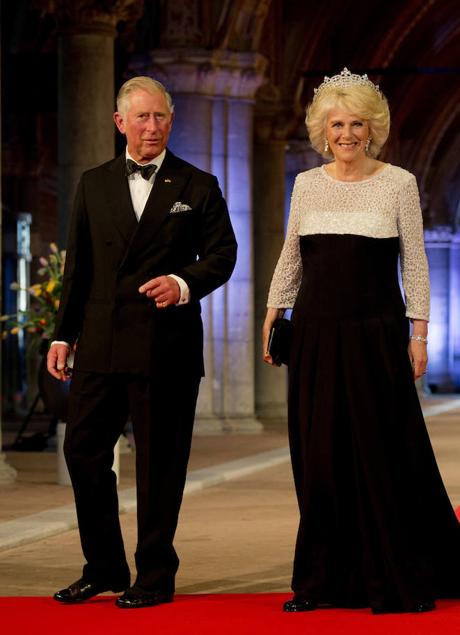 Carlos y Camilla, vestidos de gala.