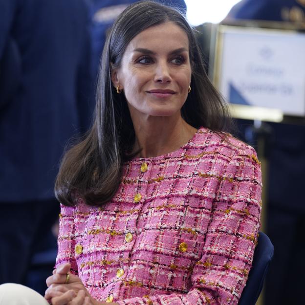 La preciosa chaqueta corta de entretiempo que ha estrenado la reina Letizia: es made in Spain y la ha combinado con pantalones blancos