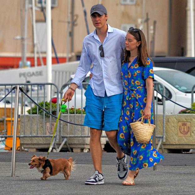 Alexandra de Hannover paseando con su pareja y su perro.