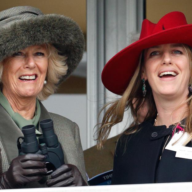 La reina Camilla junto a su hija Laura, ahijada de lady Lansdowne.