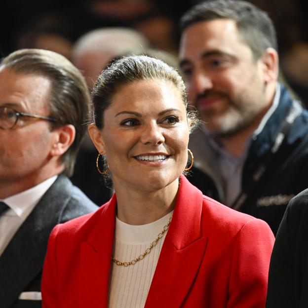 Victoria de Suecia y la blazer roja que dará un toque fresco a tus looks está en Pull&Bear