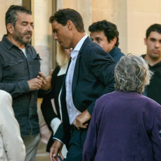 Rafa Nadal entrando en el funeral de su suegro.