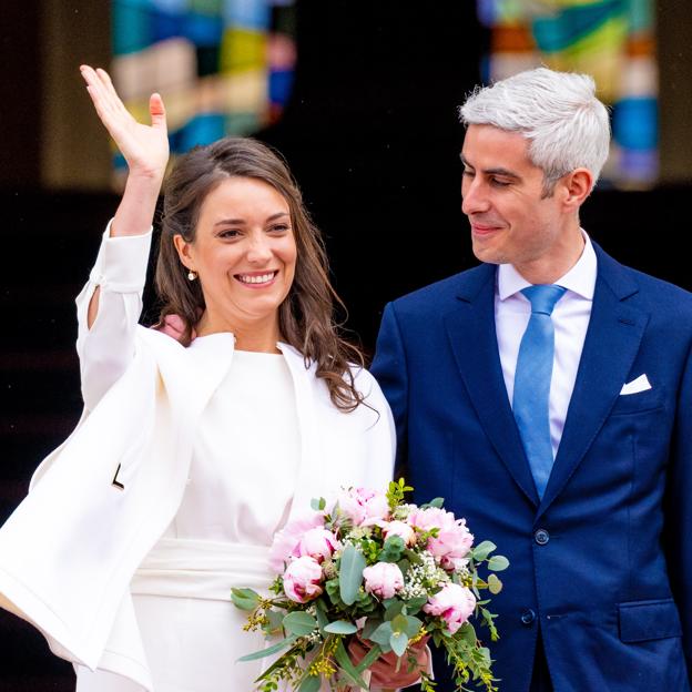 Alexandra de Luxemburgo, una novia moderna con un look de boda civil con pantalones y capa