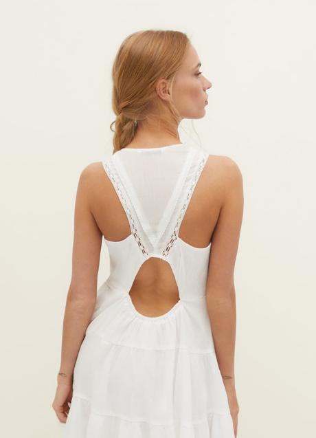 Vestido blanco de Stradivarius (22,99 euros)