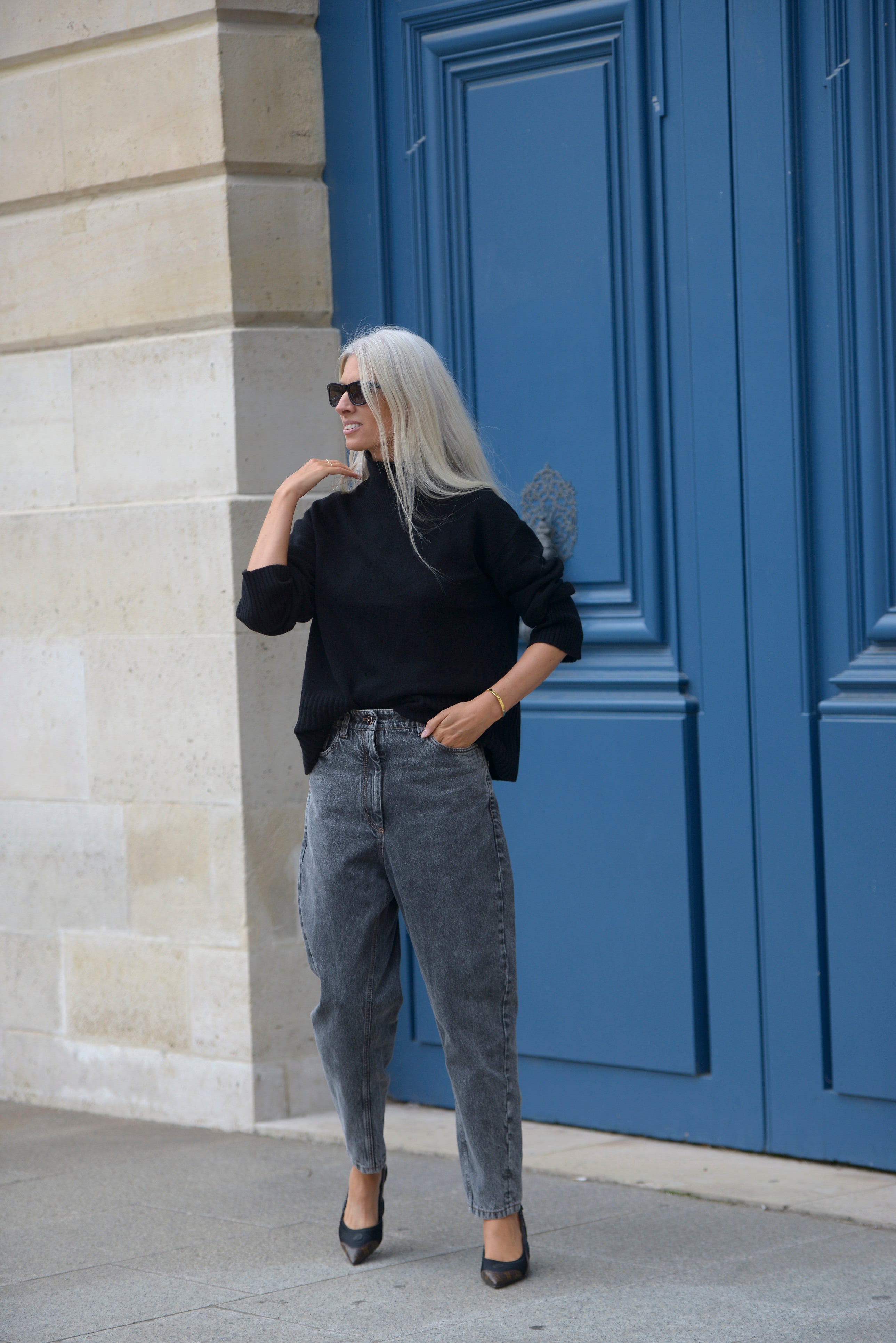 Una mujer con pantalones holgados en tejido vaquero. Foto: Launchmetrics Spotlight.