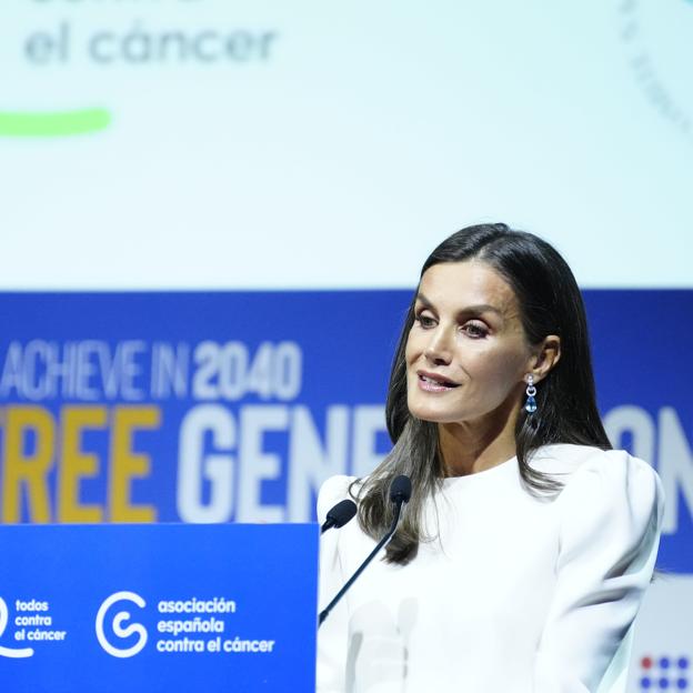 La reina Letizia dando un discurso en inglés.