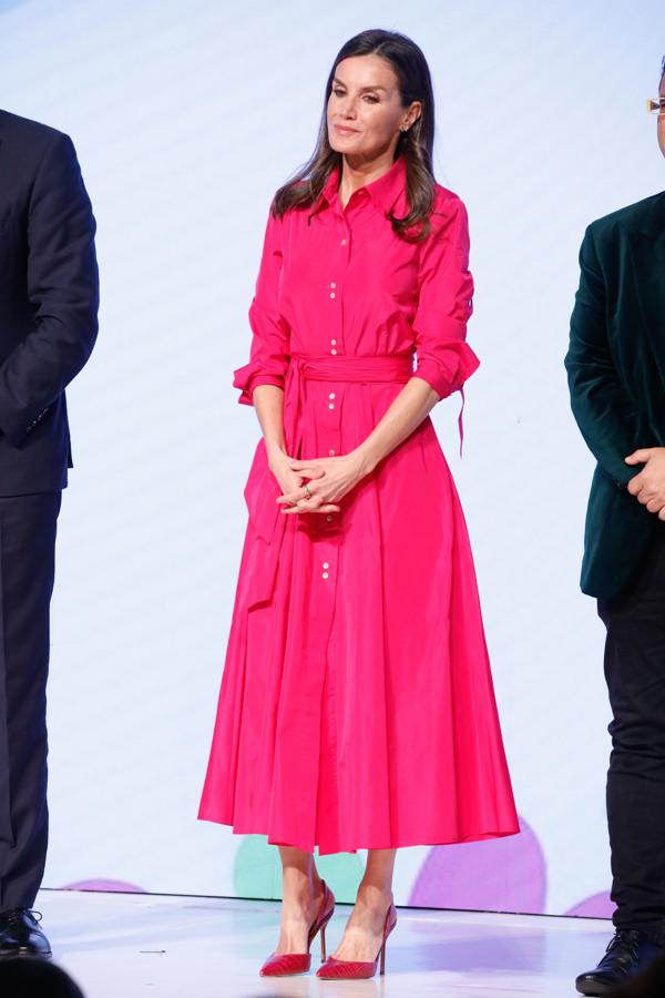 Letizia con un vestido camisero rosa