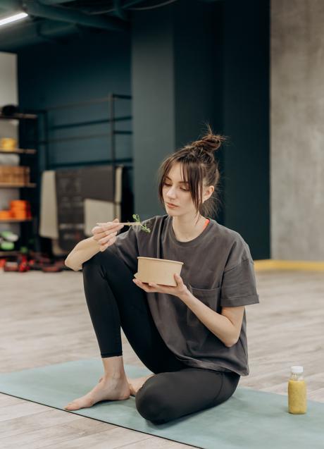 Mujer comiendo ensalada/PEXELS