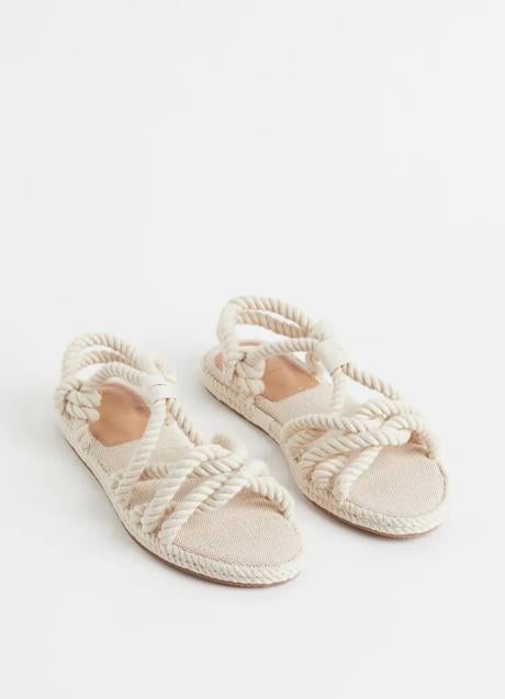 Sandalias planas de H&M (39,99 euros)