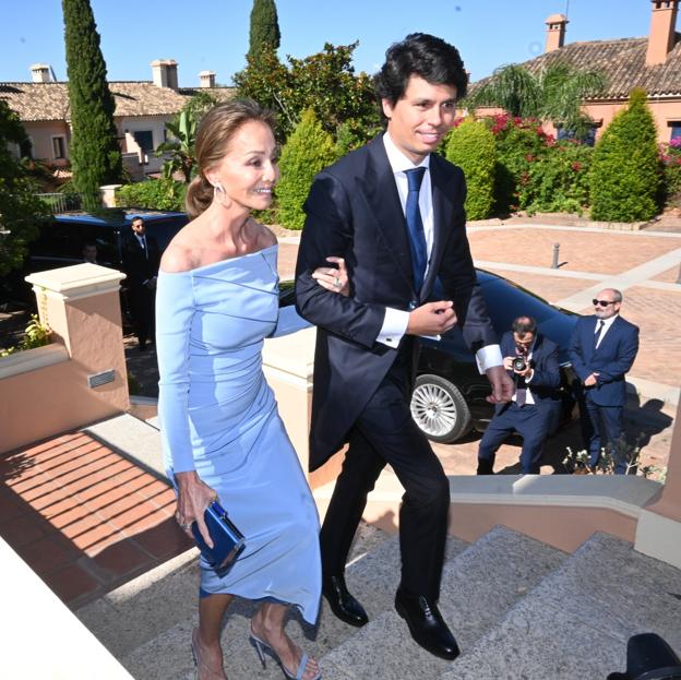 Álvaro Castillejo el día de su boda junto a su tía Isabel Preysler, que ejerció de madrina.