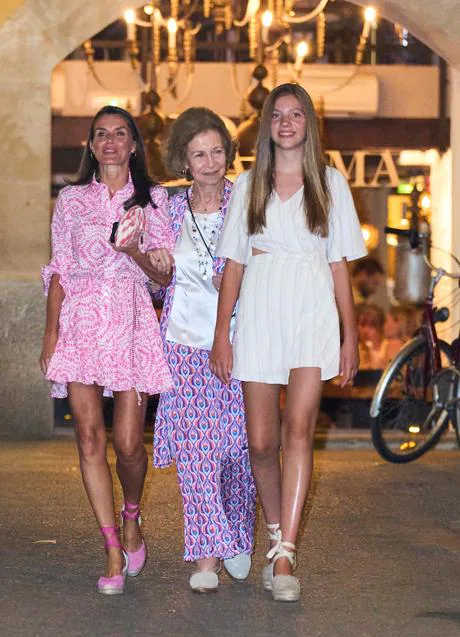 La infanta Sofía, de paseo por Palma con la reina Letizia y doña Sofía. Foto: Limited Pictures.