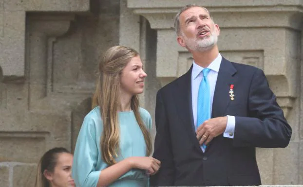 La infanta Sofía junto a su padre, el rey Felipe VI.