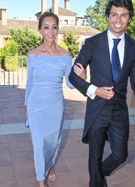 Álvaro Castillejo junto a su tía, Isabel Preysler, que fue su madrina de bodas. 