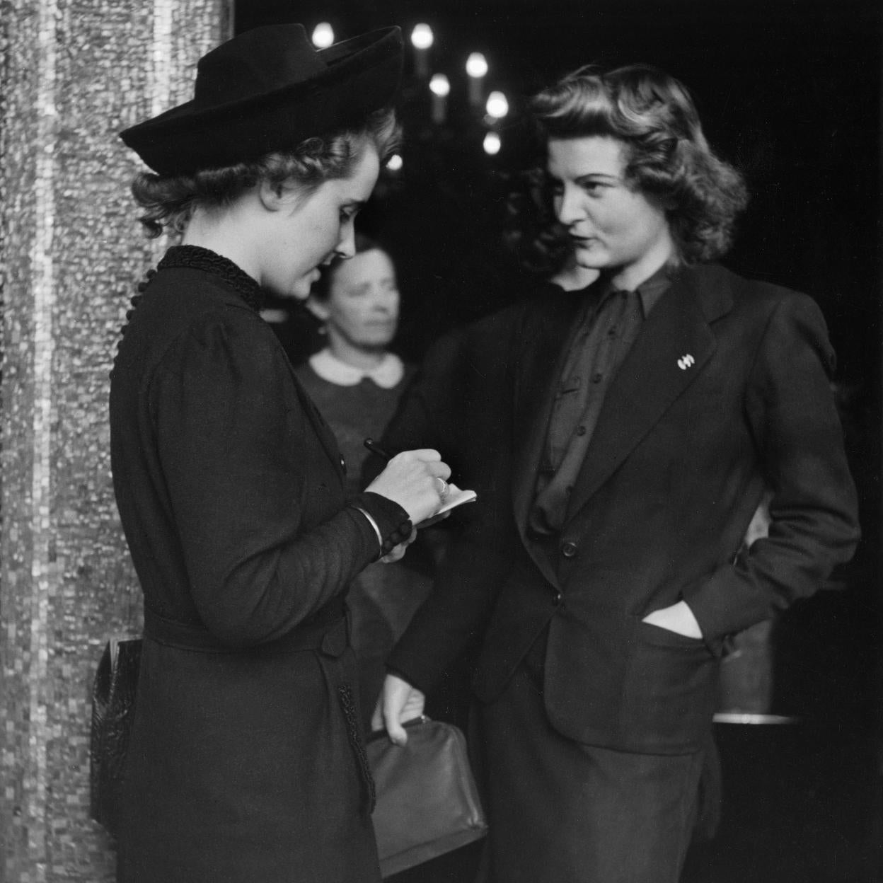 Pilar Primo de Rivera de espaldas, tomando notas en una conversación en 1941. /GETTY IMAGES