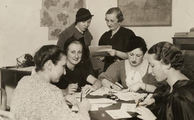 Reunión de la Sección Femenina de la Confederación Española de Derechas Autónomas (CEDA), en 1936. 