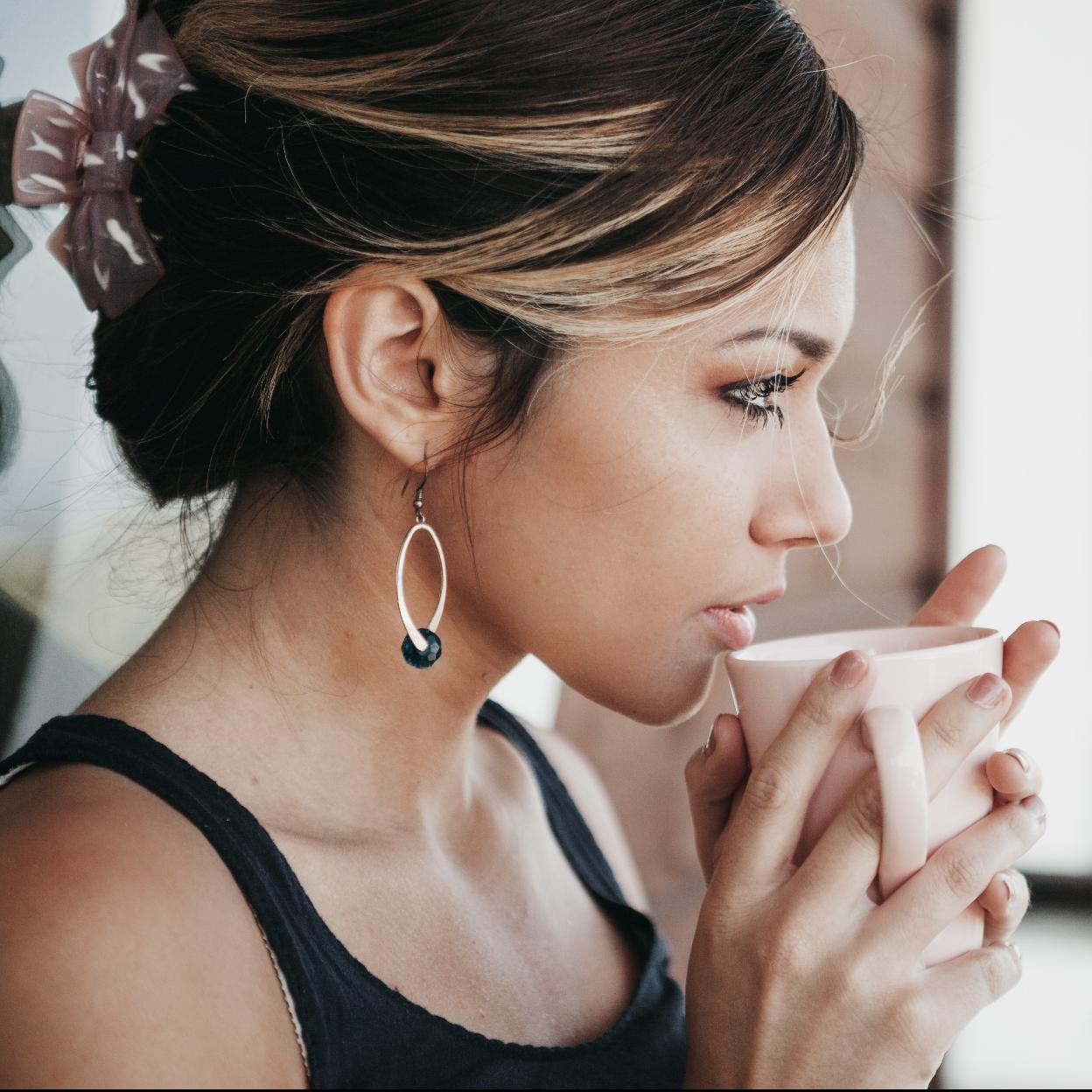 Mujer tomando una taza de infusión. /Foto: Candice Picard/Unsplash.