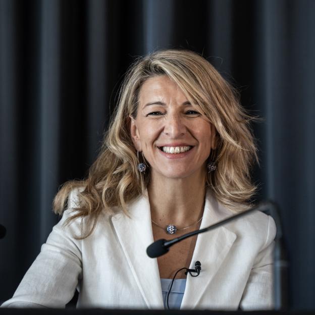 Top de palabra de honor y blazer blanca: el look diario de Yolanda Díaz en la manifestación del 1 de mayo que hemos encontrado en Zara