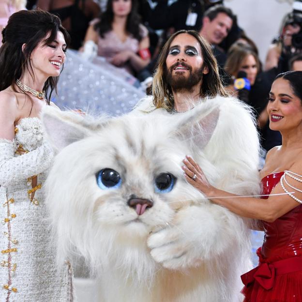 Los peores looks de la alfombra roja en la Gala MET 2023: del gato de Jared Leto al vestido trash de Jenna Ortega (sin dejarnos la bata de abuelita de Anna Wintour)